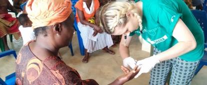 Tijdens de Groepsreis Public Health stage in Ghana wordt een vrouw geholpen door een stagiaire tijdens een outreach. Als onderdeel van haar groepsreis Publich Health in Ghana, helpt de stagiaire een vrouw tijdens een outreach.